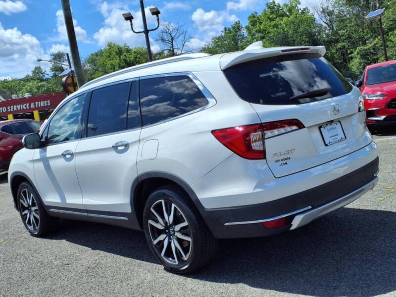 2022 Honda Pilot Touring w/Rear Captain's Chairs