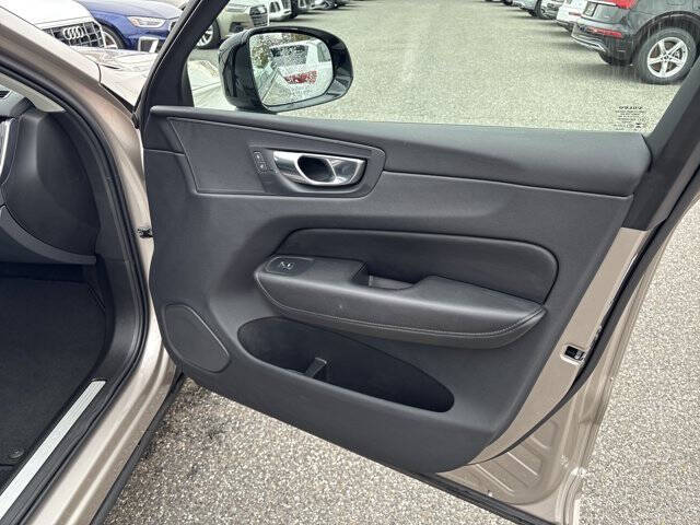 2025 Volvo XC60 B5 Core Dark Theme