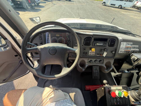 2014 Freightliner 108 SD