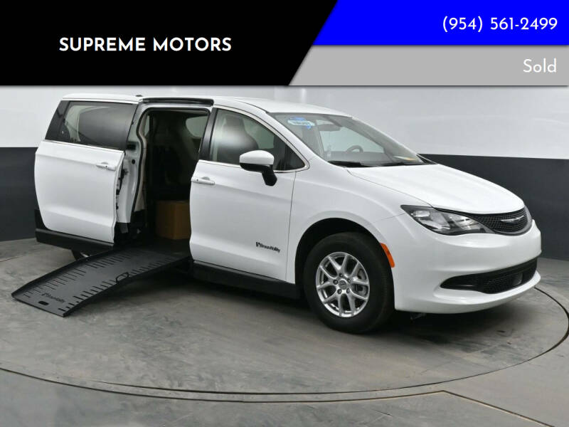 2022 Chrysler Voyager LX's photo