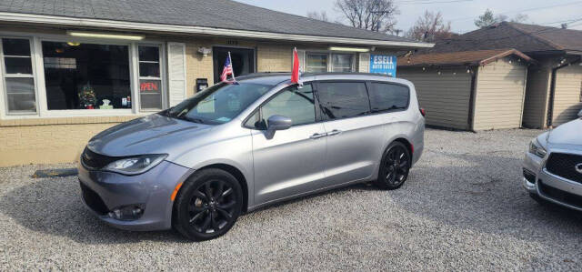 2018 Chrysler Pacifica for sale at ESELL AUTO SALES in Cahokia, IL