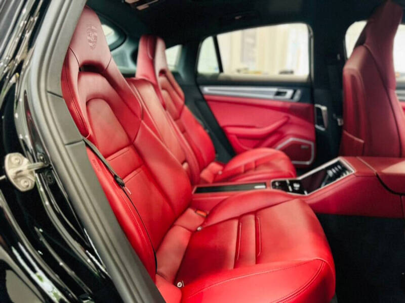 2022 Porsche Panamera 4 Platinum Edition