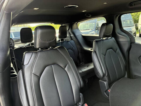 2027 Chrysler Pacifica Select