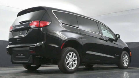 2025 Chrysler Voyager LX