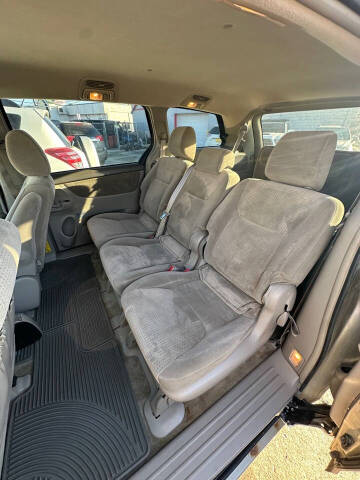 2010 Toyota Sienna LE 8-Passenger