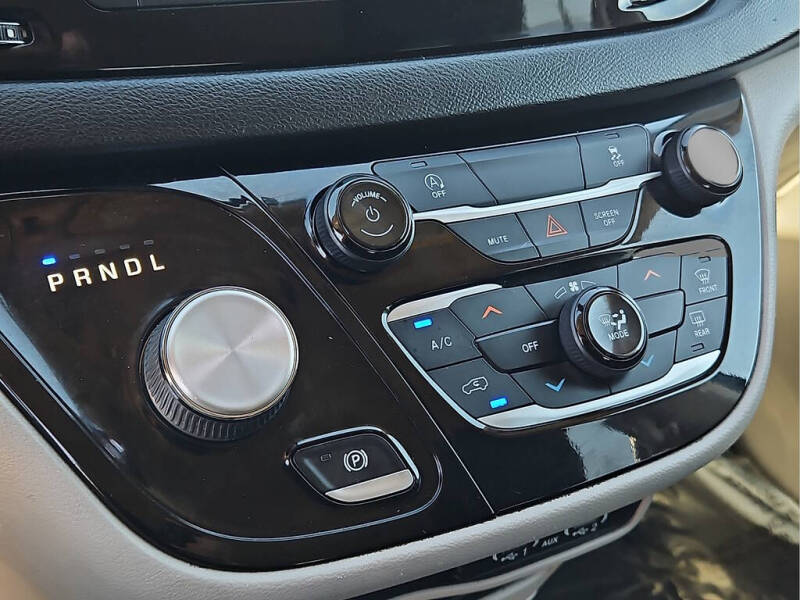 2022 Chrysler Voyager LX