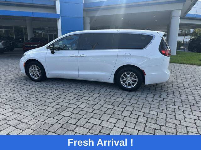 2025 Chrysler Pacifica Select