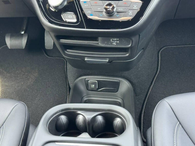 2027 Chrysler Pacifica Select