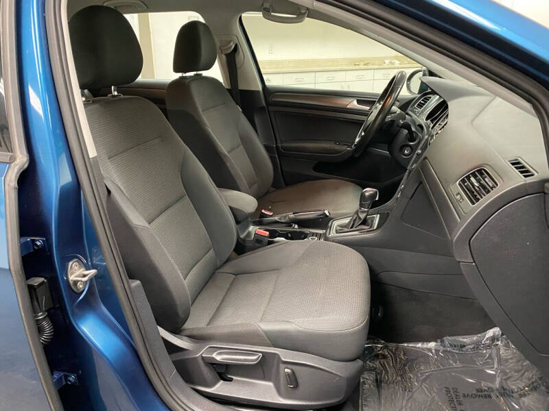 2019 Volkswagen Golf SE