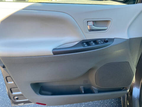 2017 Toyota Sienna LE 7-Passenger