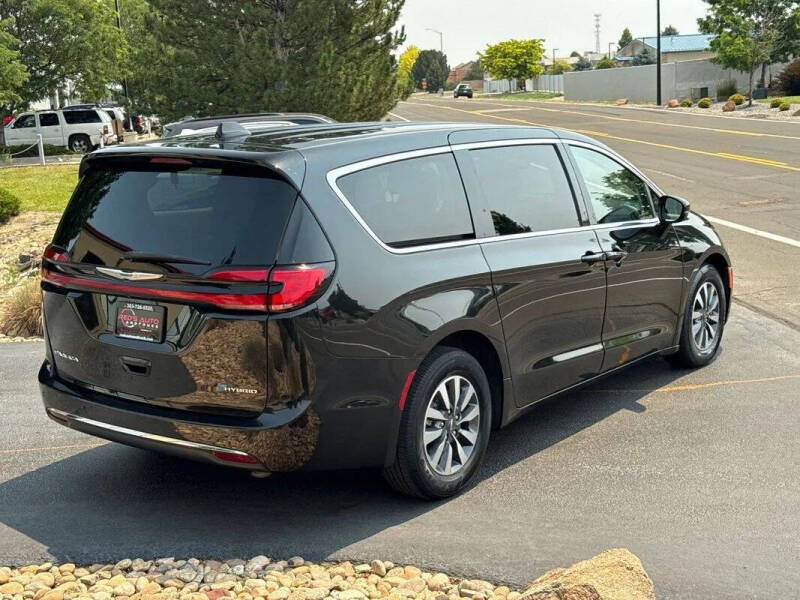 2024 Chrysler Pacifica Plug-In Hybrid Select