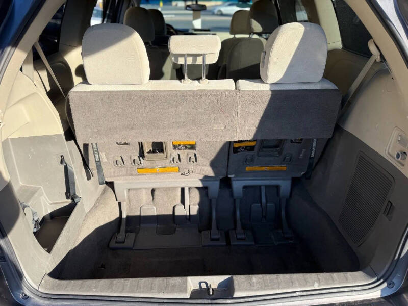 2011 Toyota Sienna LE 7-Passenger Auto Access Seat