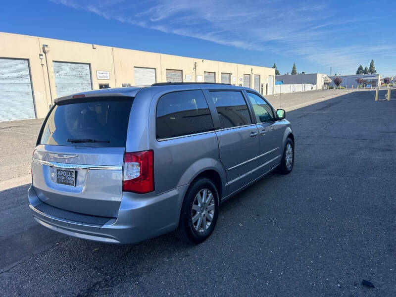 2015 Chrysler Town & Country Touring photo 9