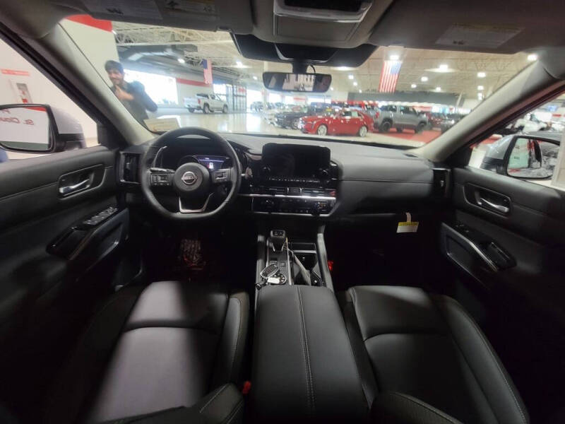 2025 Nissan Pathfinder SL