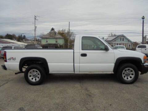 2005 GMC Sierra 1500 for sale at B & G AUTO SALES in Uniontown PA