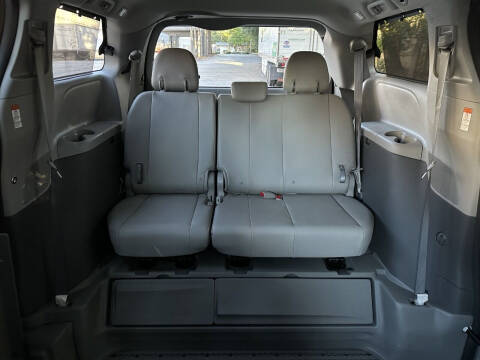 2015 Toyota Sienna XLE 7-Passenger Auto Access Seat