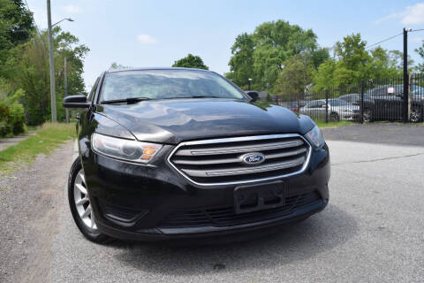 2014 Ford Taurus SE