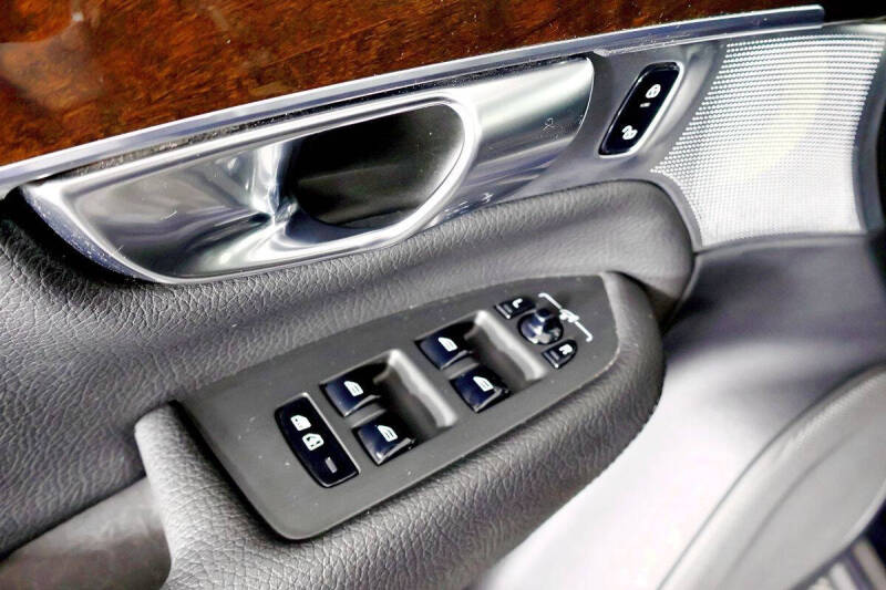 2017 Volvo XC90 T6 Momentum