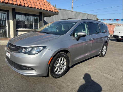 2021 Chrysler Voyager for sale at Dealers Choice Inc in Farmersville CA