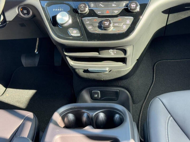 2026 Chrysler Voyager LX