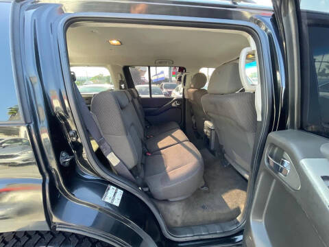 2006 Nissan Pathfinder LE