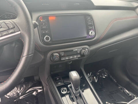 2023 Nissan Kicks SR