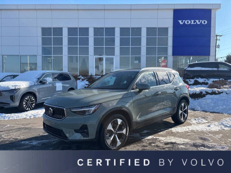 2025 Volvo XC40 B5 Plus Bright Theme