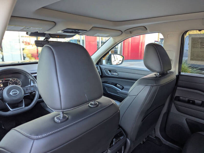 2024 Nissan Pathfinder SL