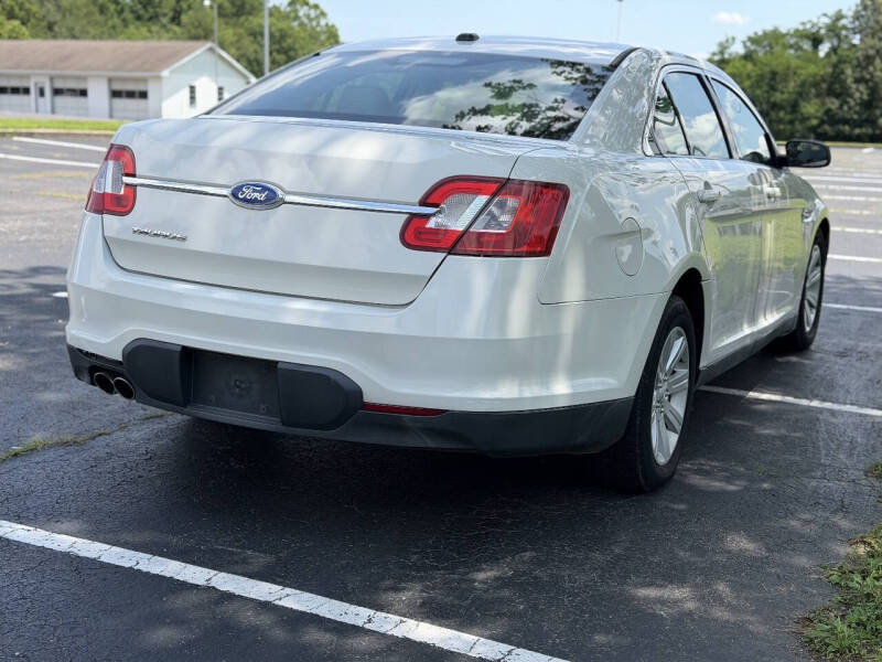 2011 Ford Taurus SE