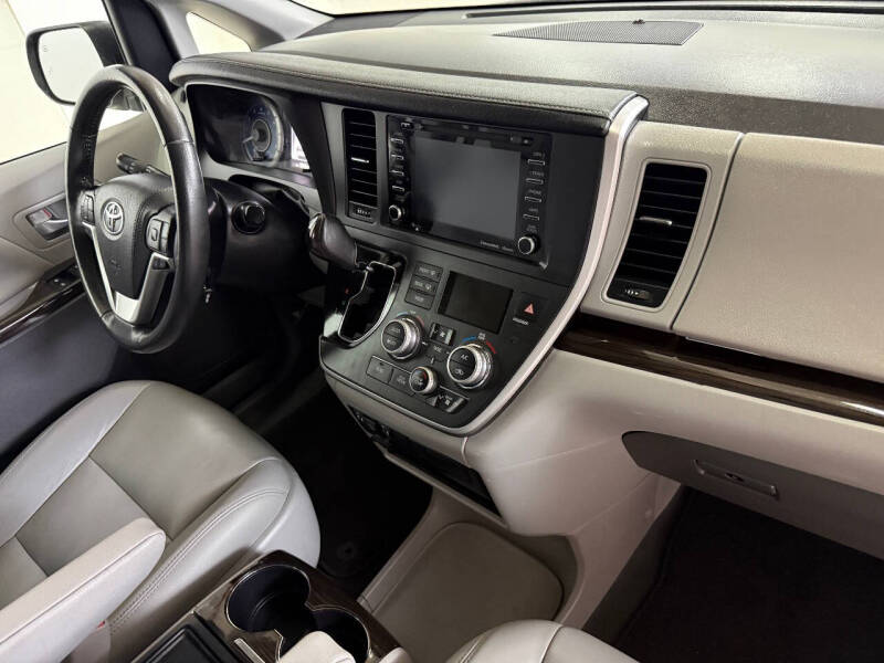 2020 Toyota Sienna XLE Premium 8-Passenger