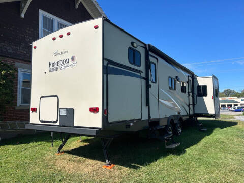 2017 Coachmen RV Freedom Express Liberty Editio