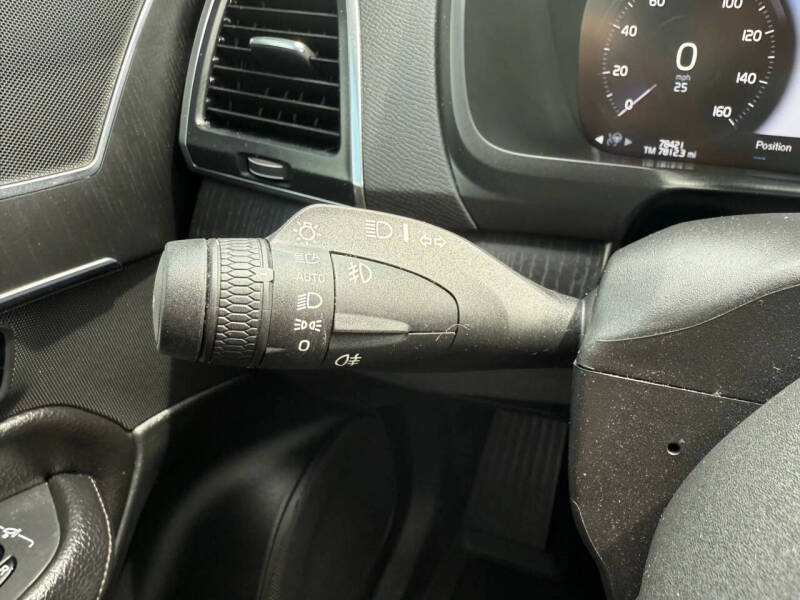 2020 Volvo XC90 T6 Momentum 6-Passenger