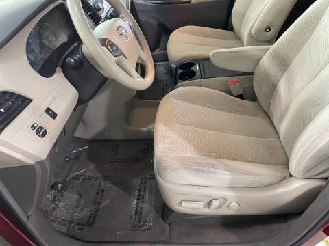 2012 Toyota Sienna LE 8-Passenger