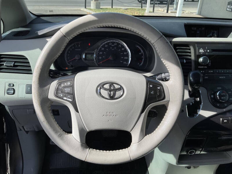 2014 Toyota Sienna SE 8-Passenger