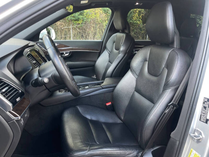 2016 Volvo XC90 T6 Momentum