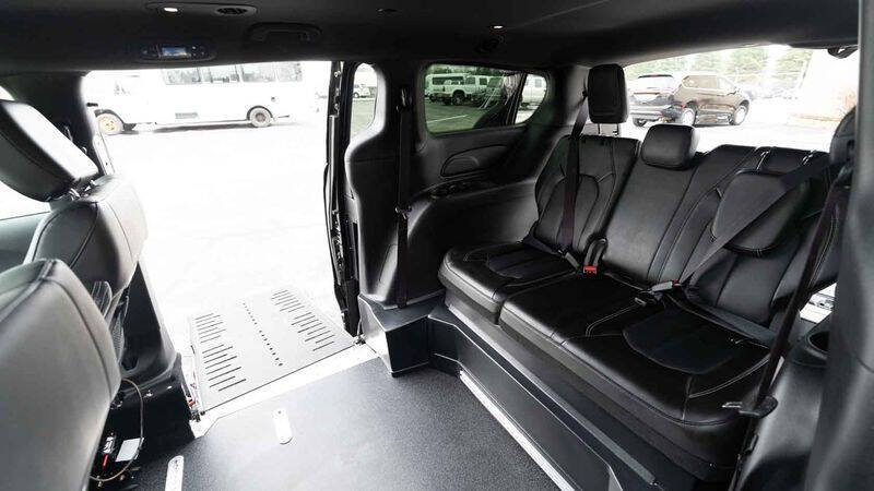 2025 Chrysler Pacifica Select