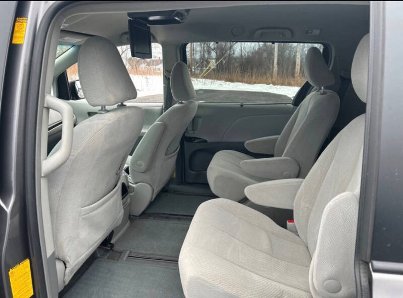 2014 Toyota Sienna LE 7-Passenger