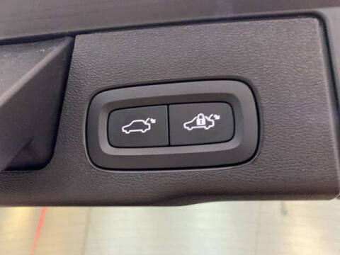2025 Volvo XC60 B5 Core Dark Theme