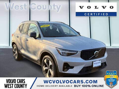 2025 Volvo XC40 B5 Plus Dark Theme