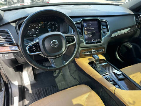 2016 Volvo XC90 T6 Momentum