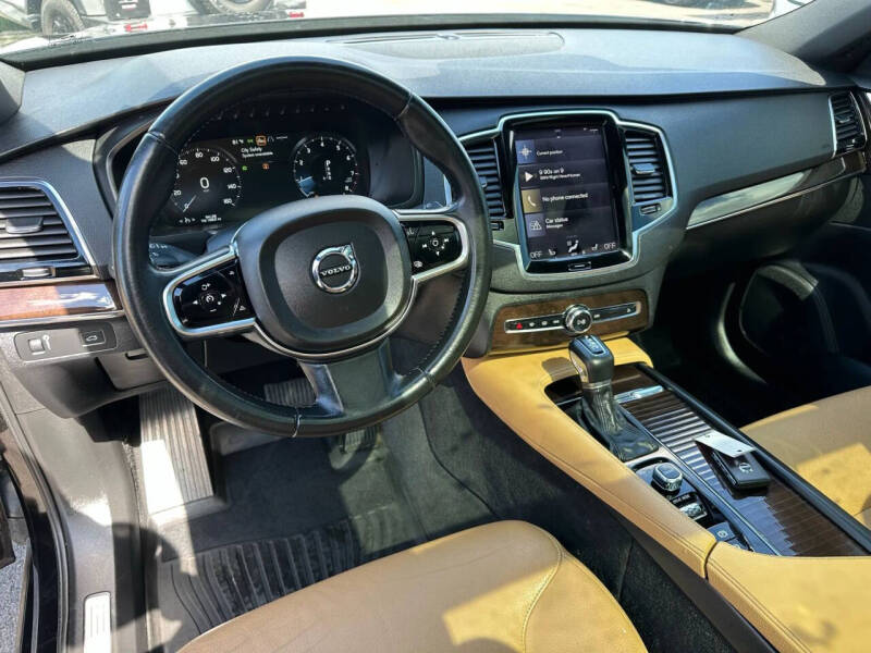 2016 Volvo XC90 T6 Momentum