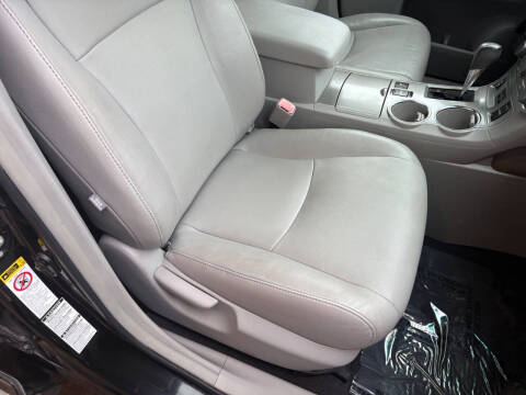 2013 Toyota Highlander SE