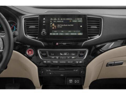 2022 Honda Pilot Touring w/Rear Captain's Chairs