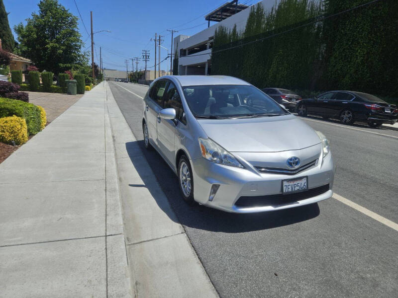 Image 4 of 2014 Toyota Prius v Two