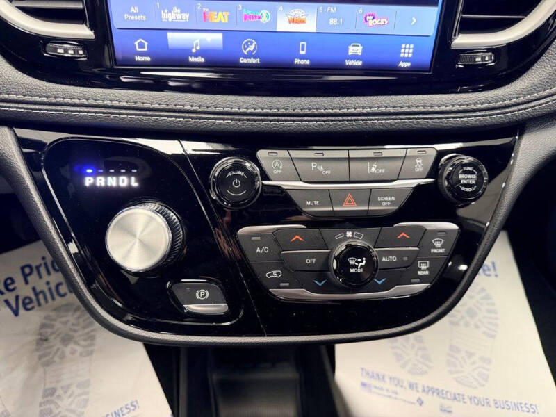 2027 Chrysler Pacifica Select