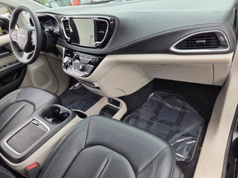 2024 Chrysler Pacifica Plug-In Hybrid Select