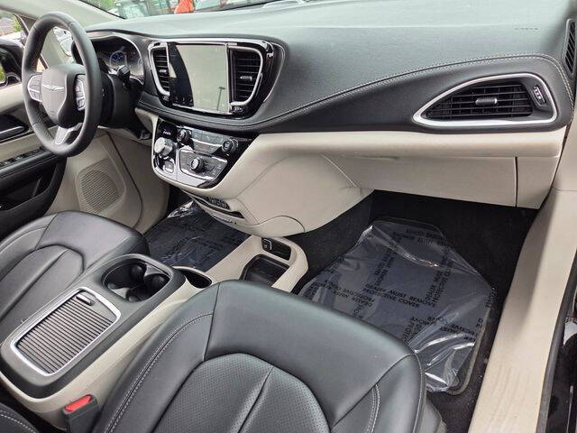 2024 Chrysler Pacifica Plug-In Hybrid Select