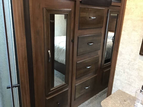 2018 Forest River Sierra 2850RL / 31ft