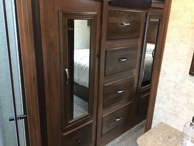 2018 Forest River Sierra 2850RL / 31ft