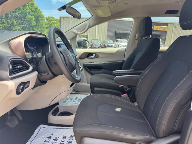 2022 Chrysler Voyager LX